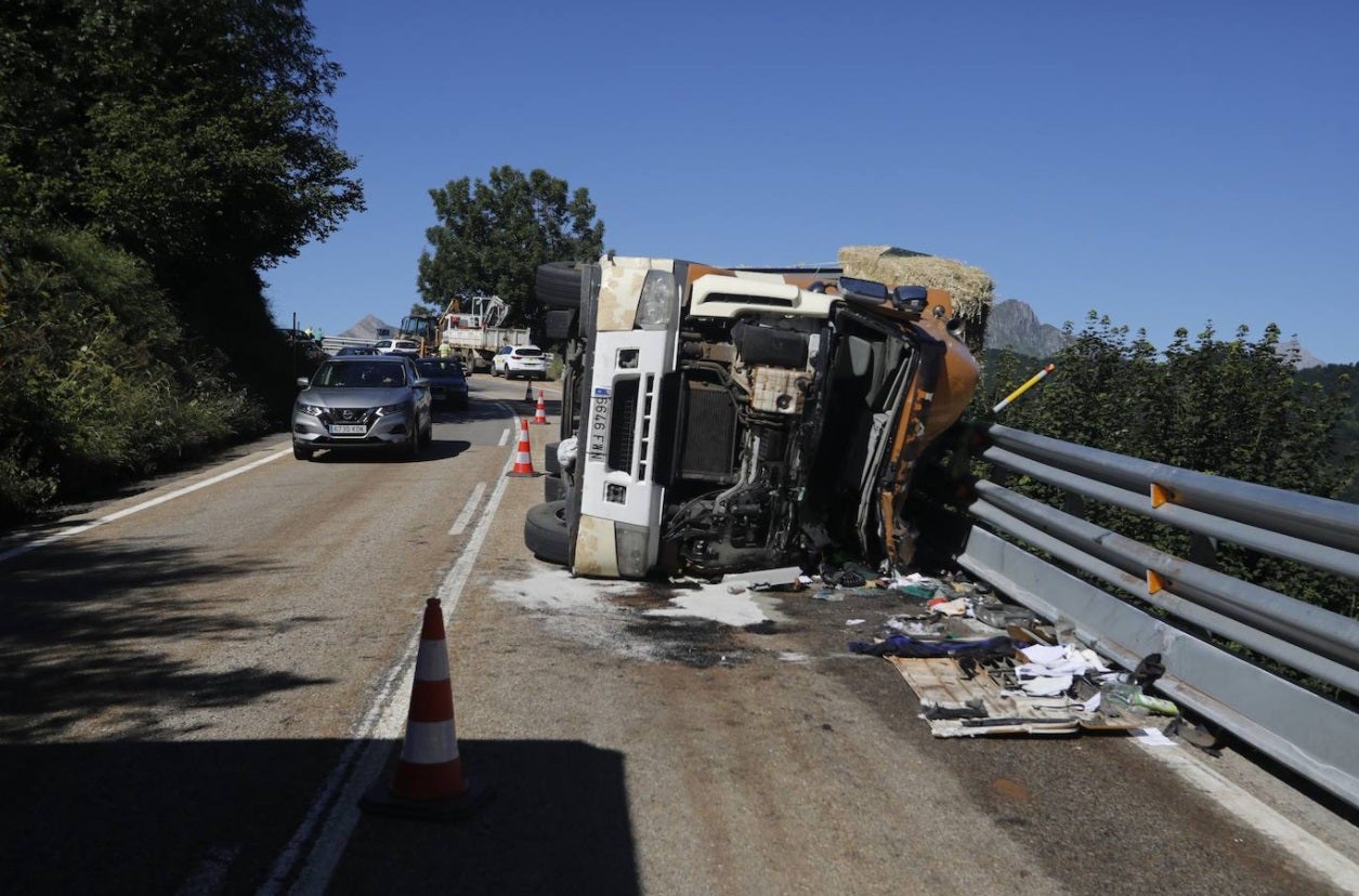 El conductor fallecido transportaba pacas y volcó en la carretera pasado el pueblo de Pajares quedando atrapado dentro de la cabina.