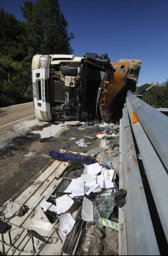 El conductor fallecido transportaba pacas y volcó en la carretera pasado el pueblo de Pajares quedando atrapado dentro de la cabina.