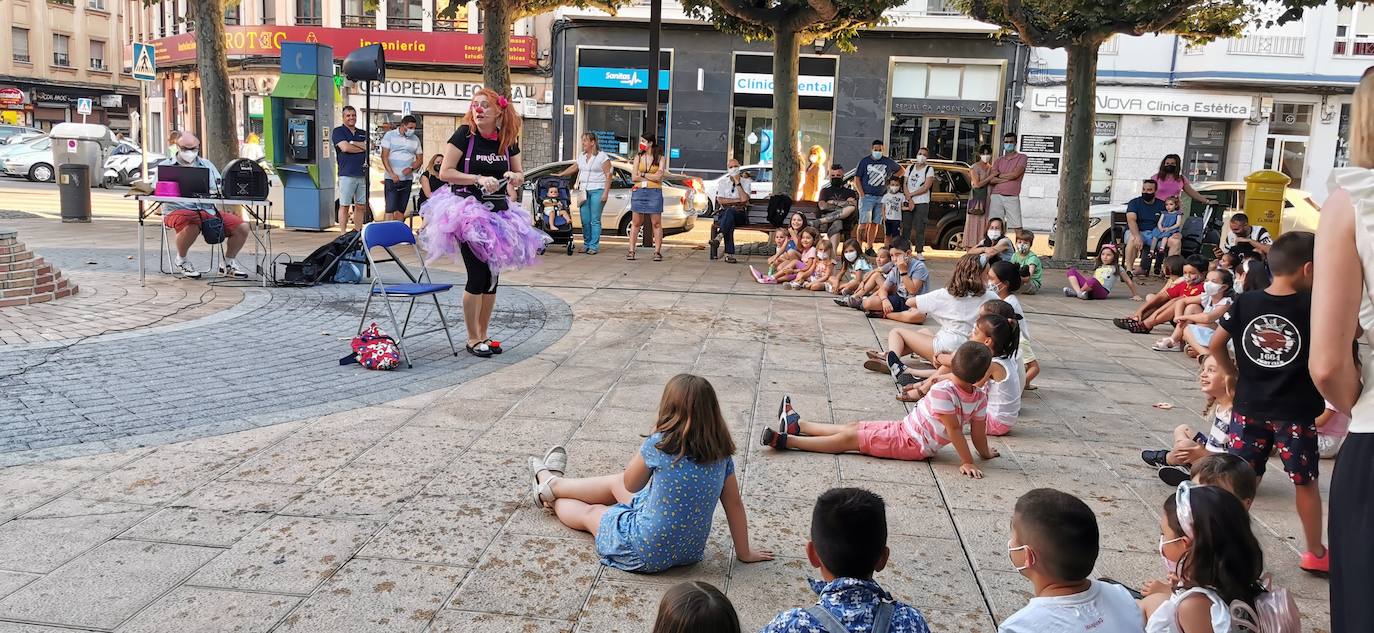La iniciativa 'León tiene narices' programa desde este viernes una decena de actuaciones por diferentes plazas y calles de la capital leonesa con un espectáculo en el que los niños y niñas son los que disfrutan de estos artistas leoneses.