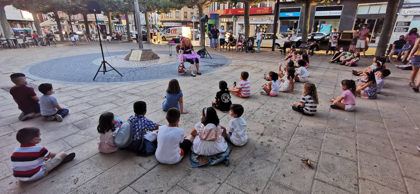 La iniciativa 'León tiene narices' programa desde este viernes una decena de actuaciones por diferentes plazas y calles de la capital leonesa con un espectáculo en el que los niños y niñas son los que disfrutan de estos artistas leoneses.