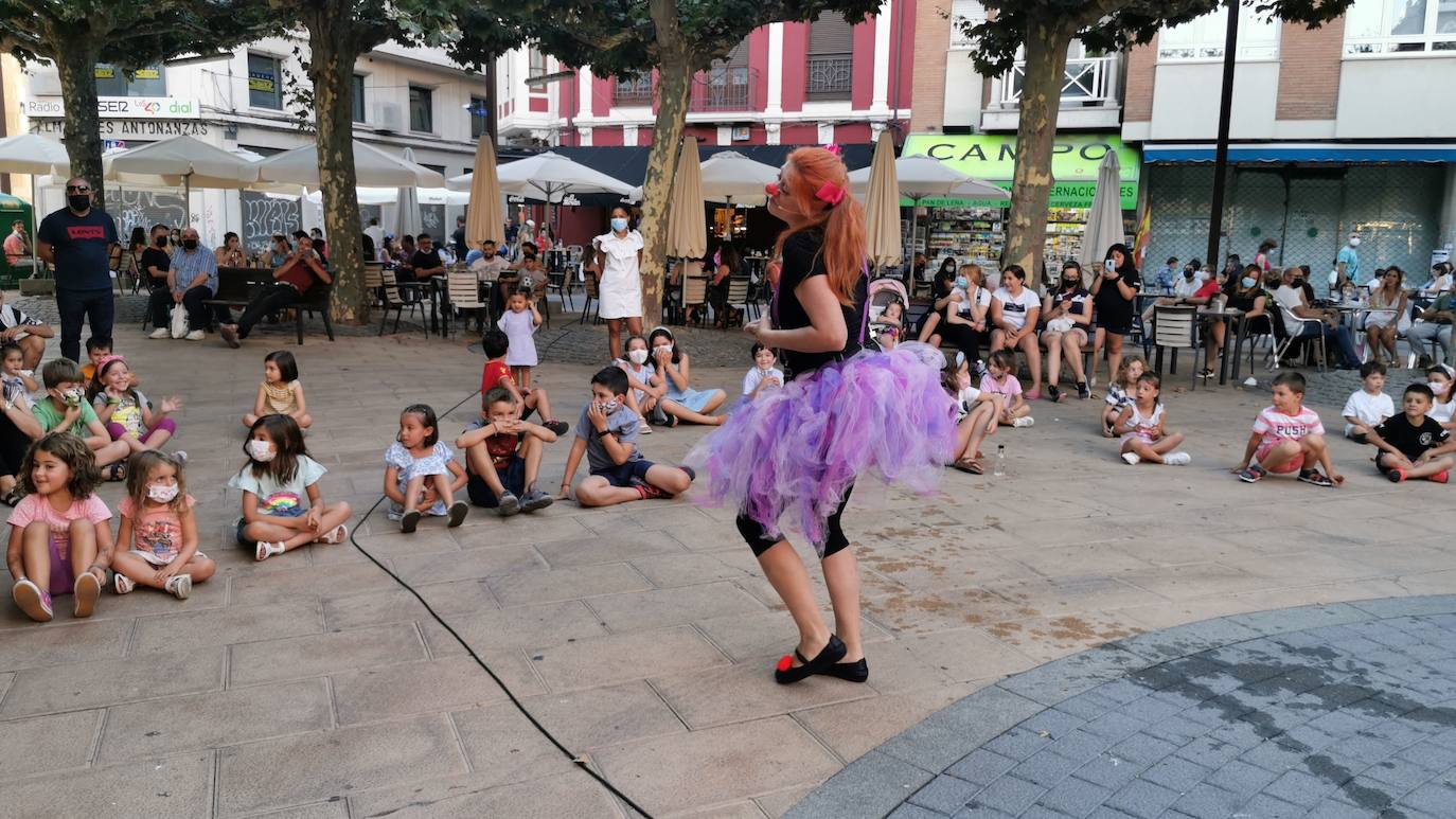 La iniciativa 'León tiene narices' programa desde este viernes una decena de actuaciones por diferentes plazas y calles de la capital leonesa con un espectáculo en el que los niños y niñas son los que disfrutan de estos artistas leoneses.