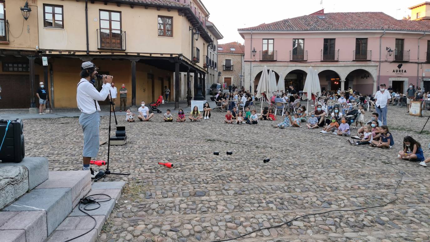 La iniciativa 'León tiene narices' programa desde este viernes una decena de actuaciones por diferentes plazas y calles de la capital leonesa con un espectáculo en el que los niños y niñas son los que disfrutan de estos artistas leoneses.