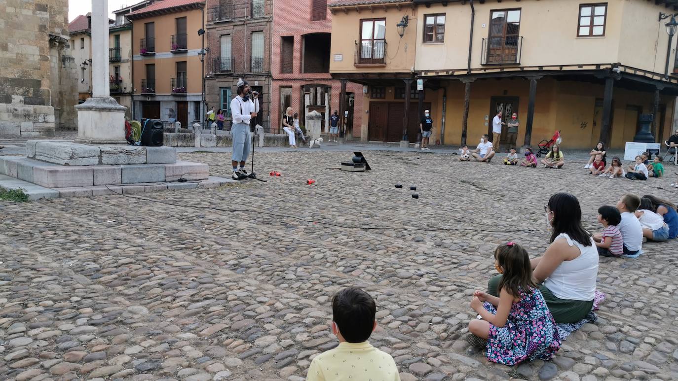 La iniciativa 'León tiene narices' programa desde este viernes una decena de actuaciones por diferentes plazas y calles de la capital leonesa con un espectáculo en el que los niños y niñas son los que disfrutan de estos artistas leoneses.