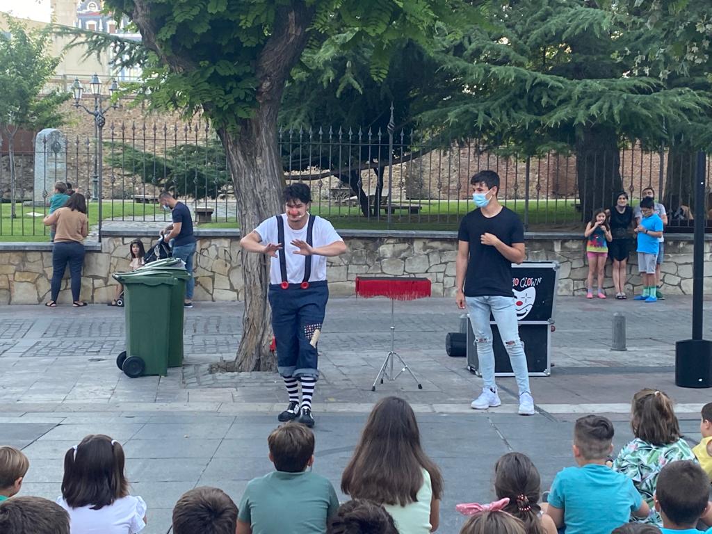 La iniciativa 'León tiene narices' programa desde este viernes una decena de actuaciones por diferentes plazas y calles de la capital leonesa con un espectáculo en el que los niños y niñas son los que disfrutan de estos artistas leoneses.
