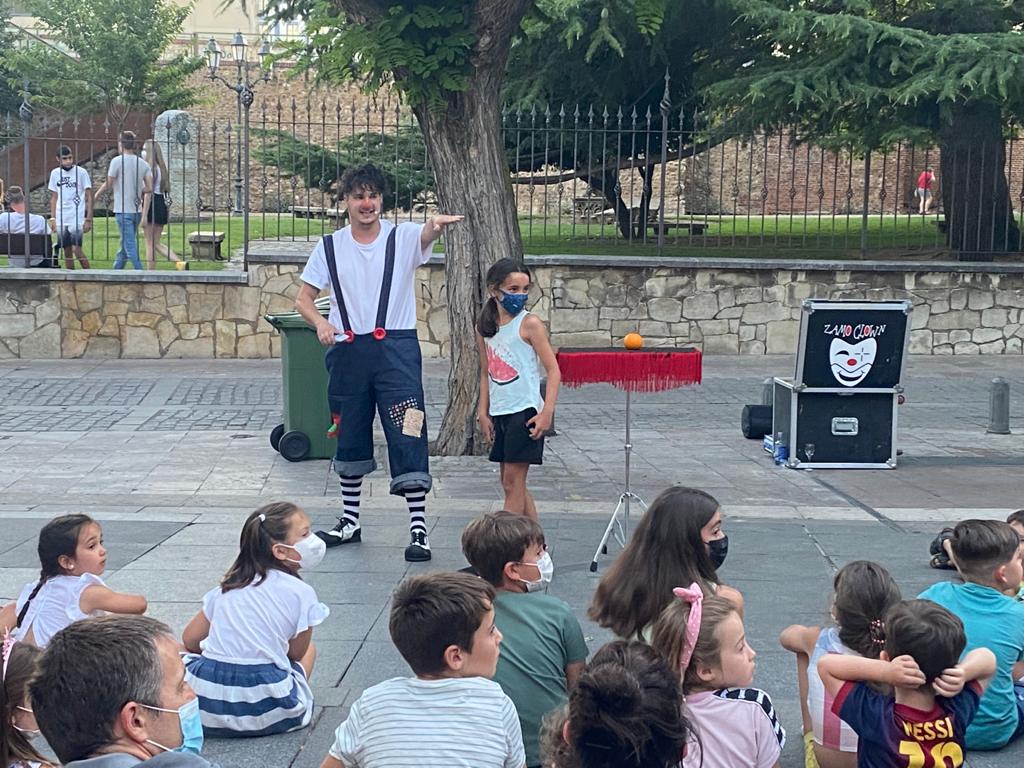 La iniciativa 'León tiene narices' programa desde este viernes una decena de actuaciones por diferentes plazas y calles de la capital leonesa con un espectáculo en el que los niños y niñas son los que disfrutan de estos artistas leoneses.