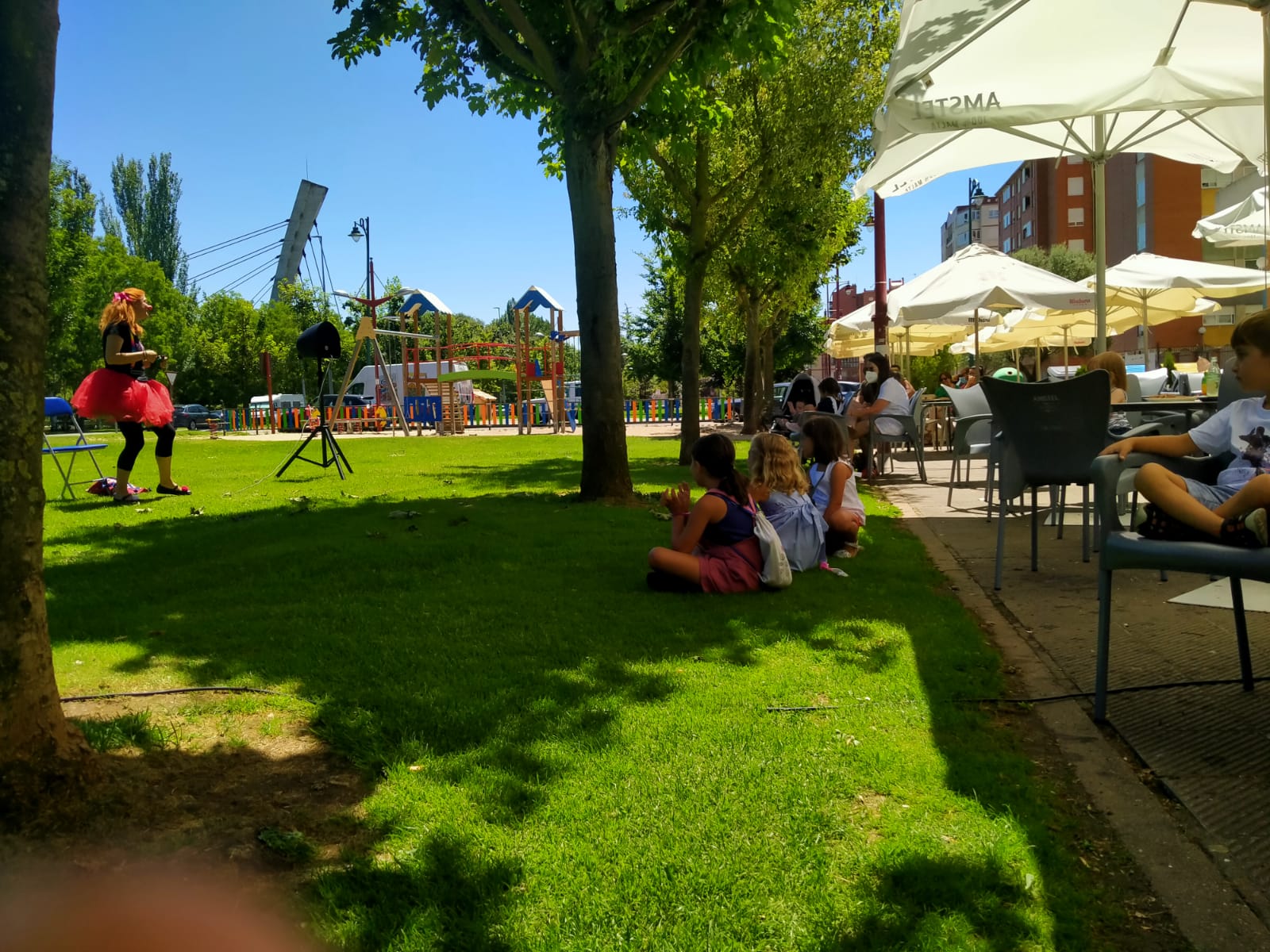 La iniciativa 'León tiene narices' programa desde este viernes una decena de actuaciones por diferentes plazas y calles de la capital leonesa con un espectáculo en el que los niños y niñas son los que disfrutan de estos artistas leoneses.