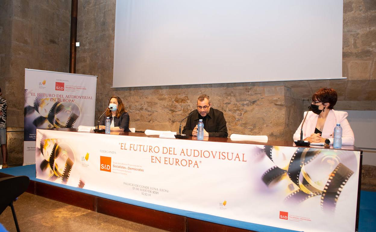 Conferencia celebrada en el Palacio del Conde Luna.