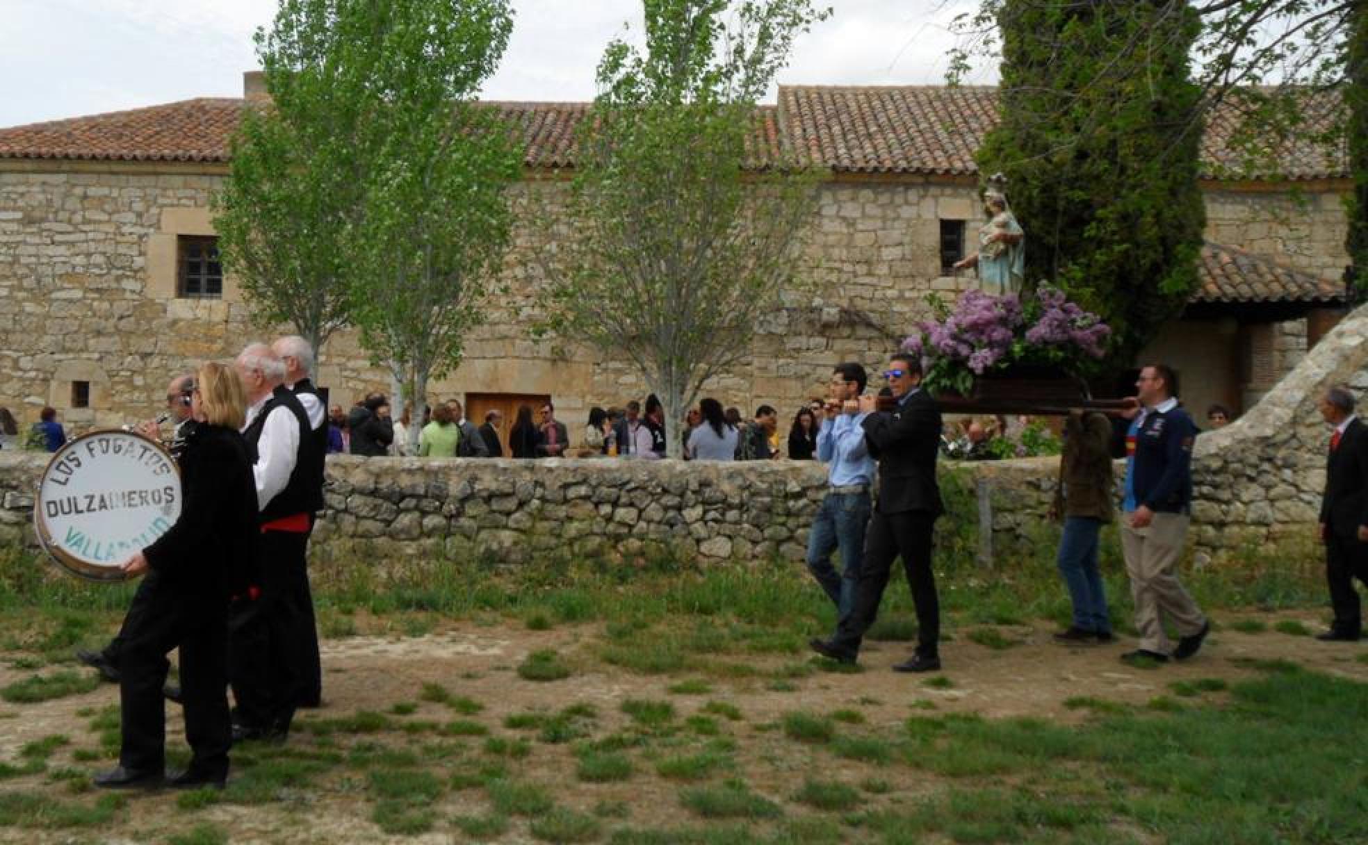 Los dulzaineros encabezan una de las procesiones con la Virgen en Vega de Valdetronco.