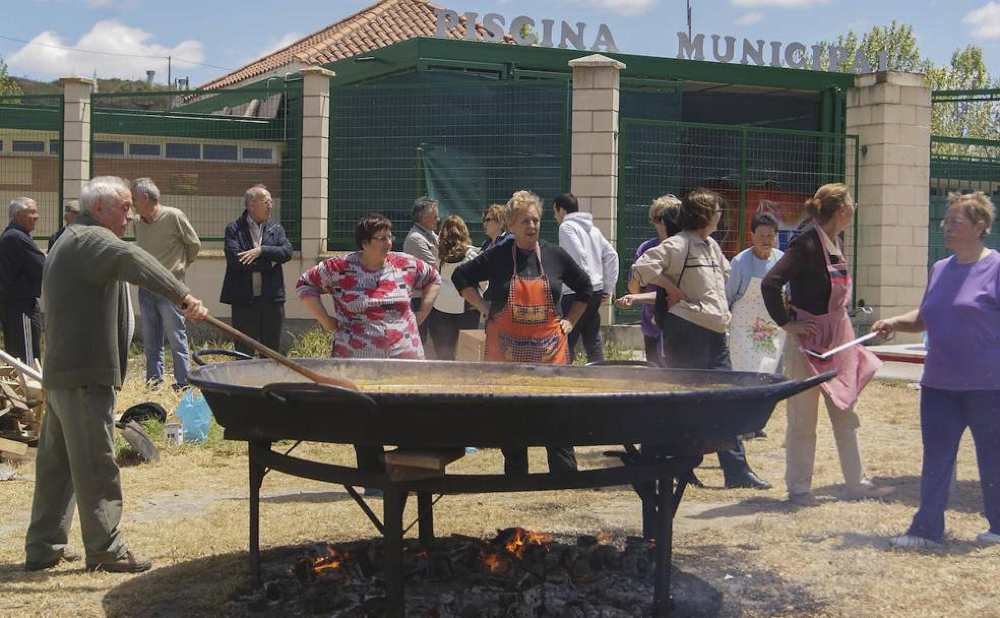 Preparación de la paella que une a los vecinos de Villabáñez en una comida de hermandad.