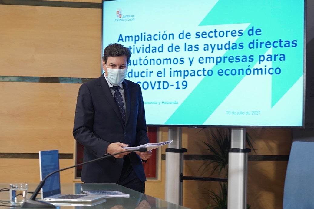 El Consejero de Economía, Carlos Fernández Carriedo presenta la modificación del plan de ayudas.