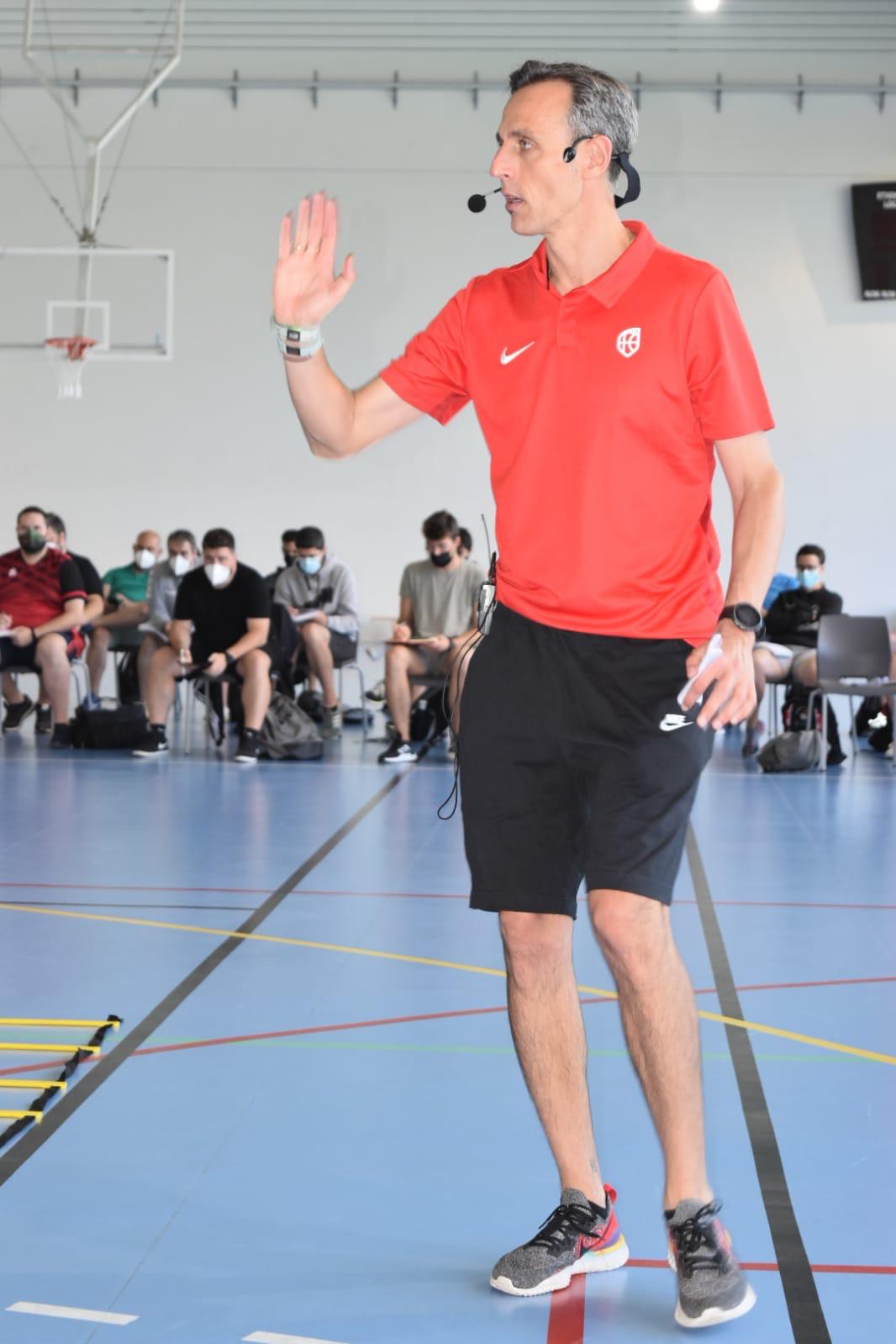 Alejandro Vaquera imparte clase en un curso de entrenador nacional reciente. 