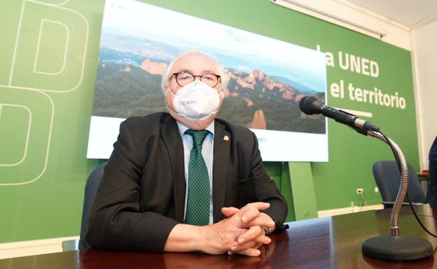 El ministro de Universidades, Manuel Castells, en Ponferrada.