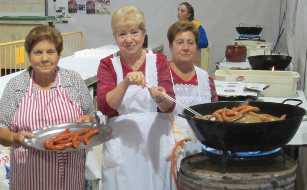 Tres vecinas del municipio cocinan con maestría las sabrosas salchichas de Zaratán.