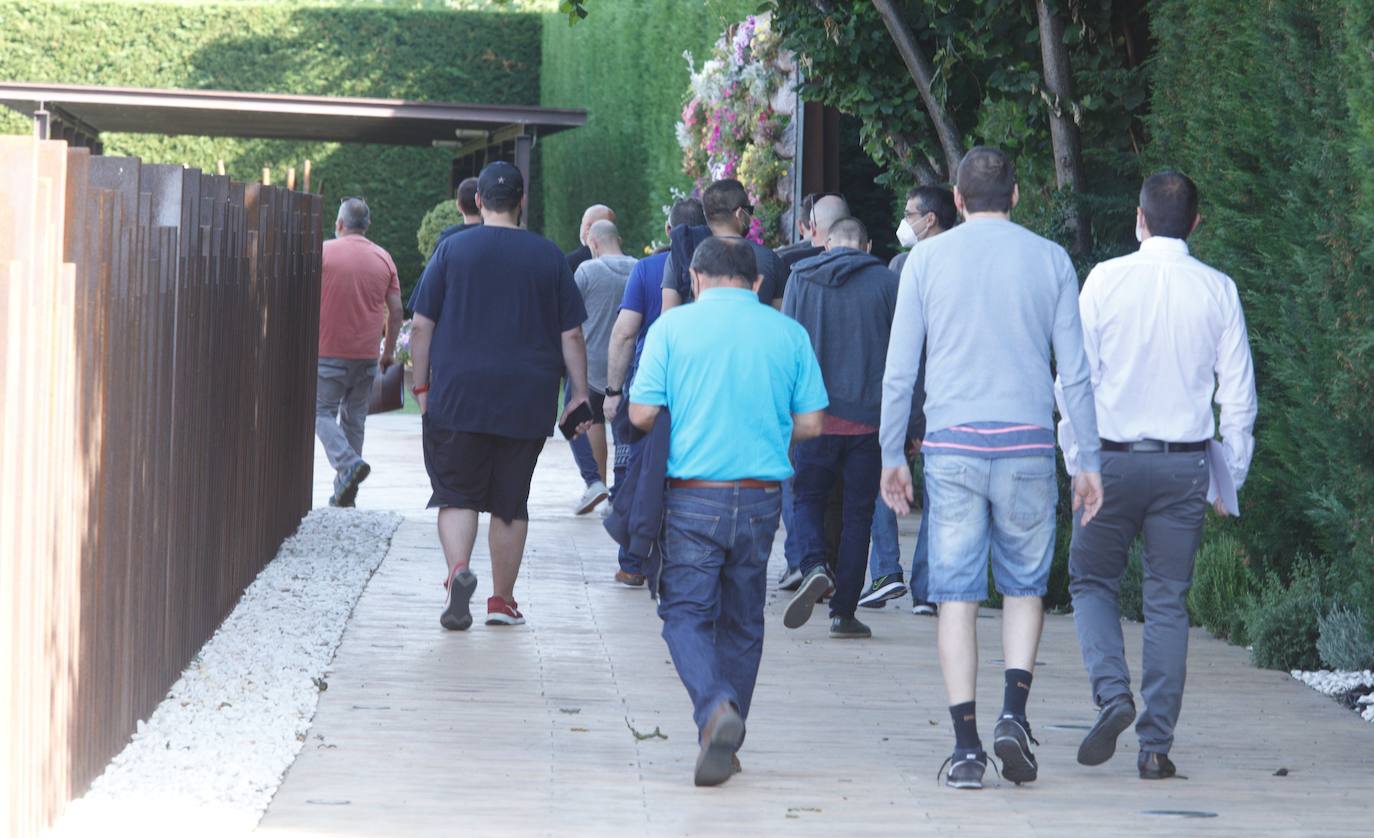 Trabajadores de LM, en la negociación de despido colectivo.