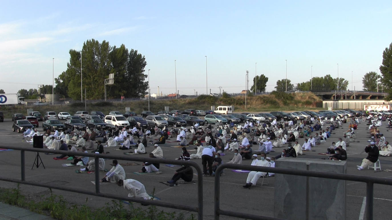 La comunidad mulsumana leonesa se reúne en el Reino de León para celebrar la festividad del Sacrificio del Cordero | Más de medio centenar de personas inician un rezo marcado por la solidaridad y la pandemia a las 8.00 horas de la mañana con el sol despuntando en el horizonte 