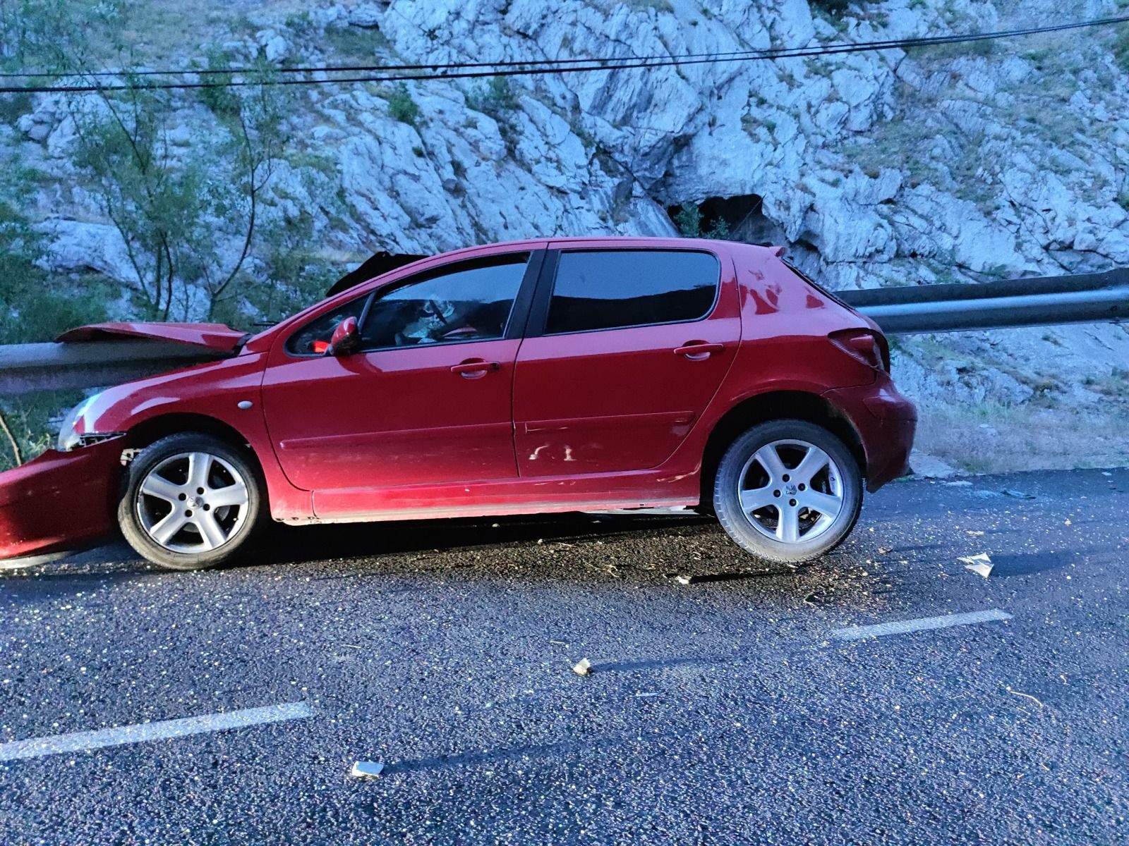 Según ha confirmado el 1-1-2, una persona alertaba de un accidente en el kilómetro 20 de la LE321, pero la Guardia Civil sólo encontró el vehículo destrozado por el quitamiedos sin sus ocupantes.