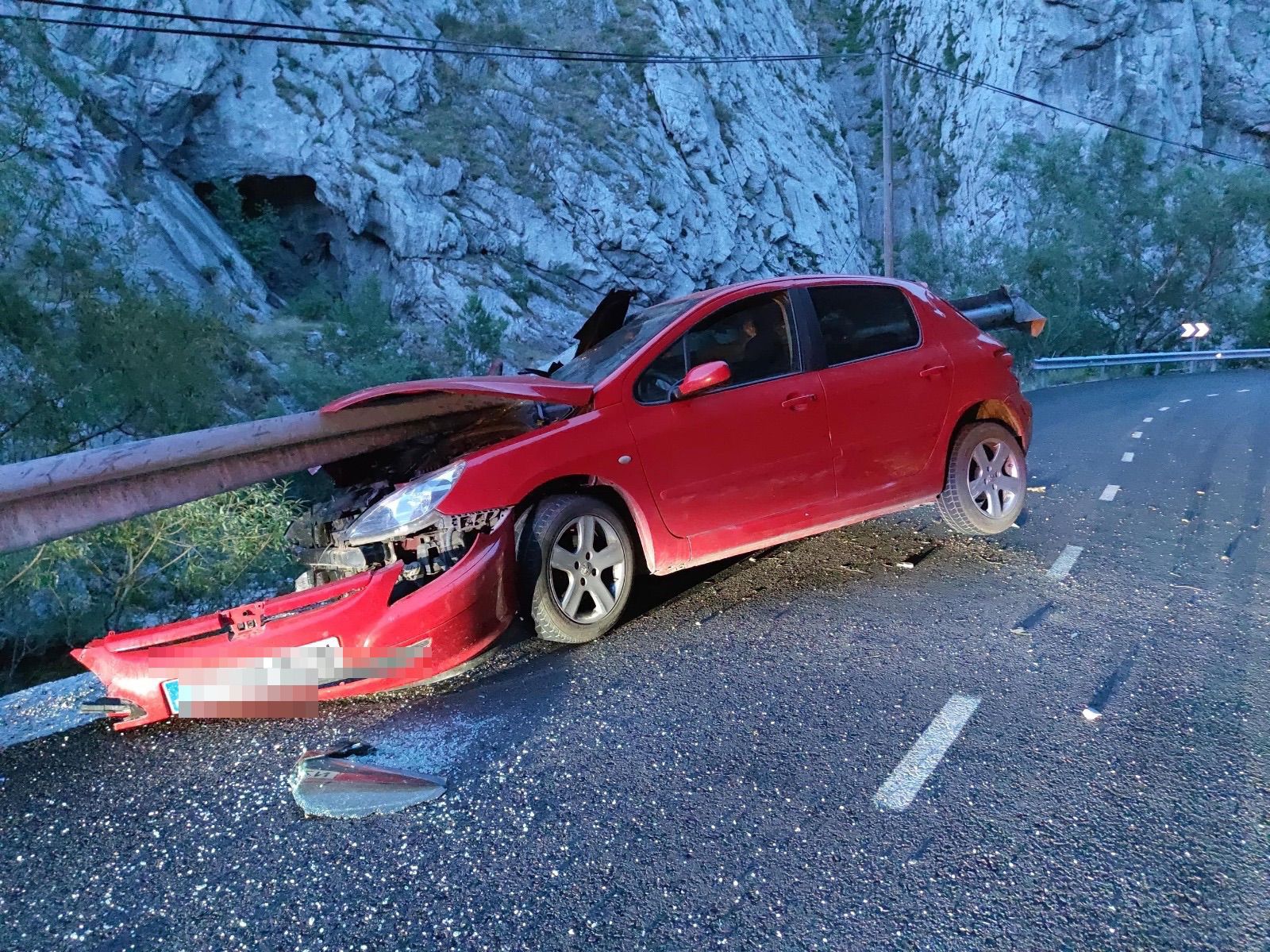 Según ha confirmado el 1-1-2, una persona alertaba de un accidente en el kilómetro 20 de la LE321, pero la Guardia Civil sólo encontró el vehículo destrozado por el quitamiedos sin sus ocupantes.