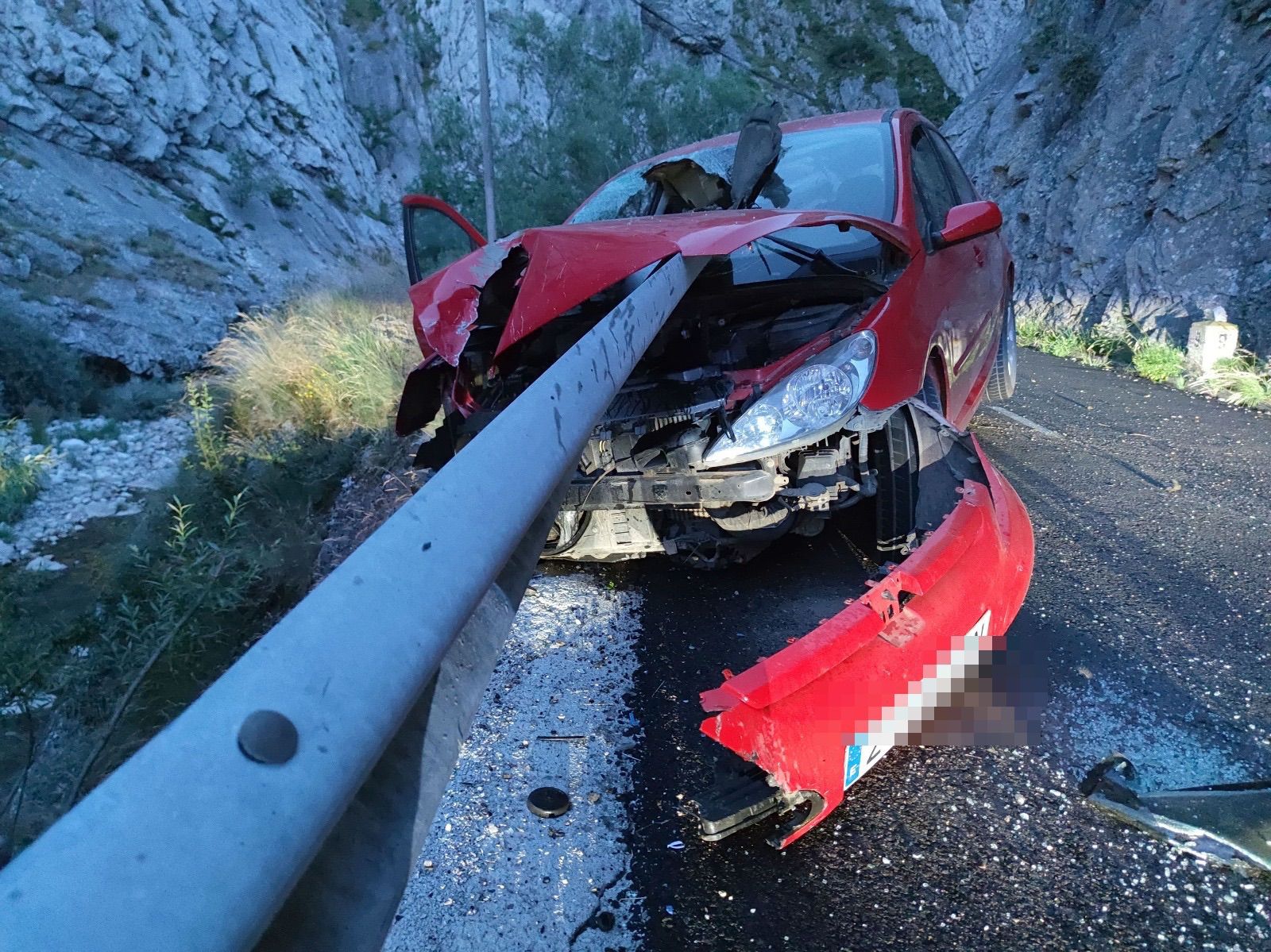 Según ha confirmado el 1-1-2, una persona alertaba de un accidente en el kilómetro 20 de la LE321, pero la Guardia Civil sólo encontró el vehículo destrozado por el quitamiedos sin sus ocupantes.