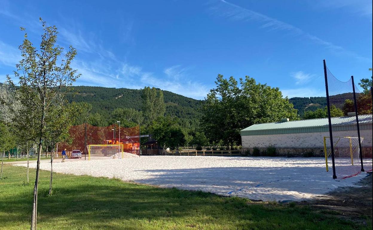 Campo de fútbol-playa en El Boñar.