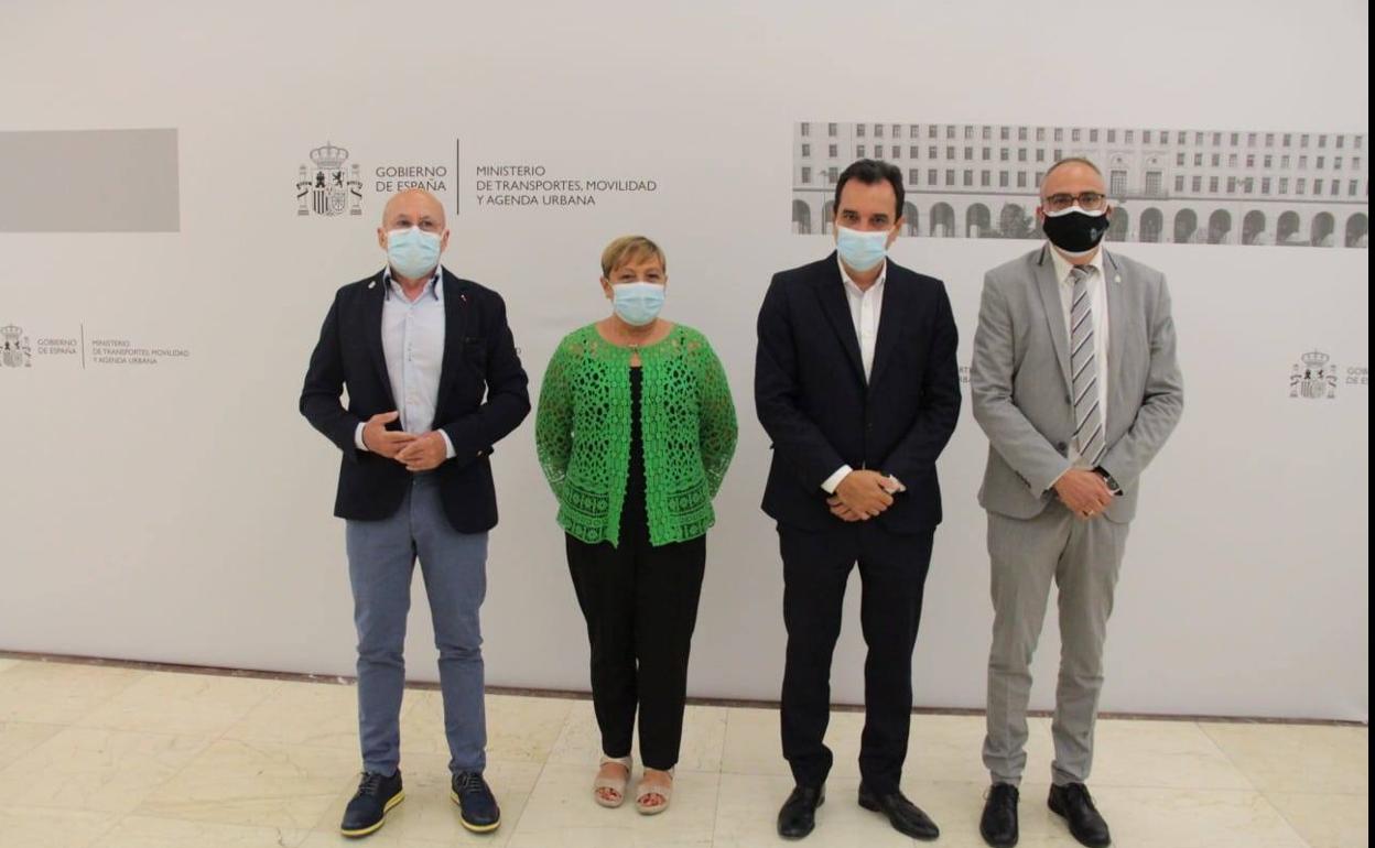 El secretario general de Infraestructuras, junto a la comitiva ponferradina.