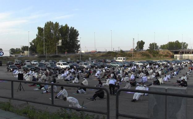 Galería. La comunidad musulmana en el parking del estadio Reino de León.