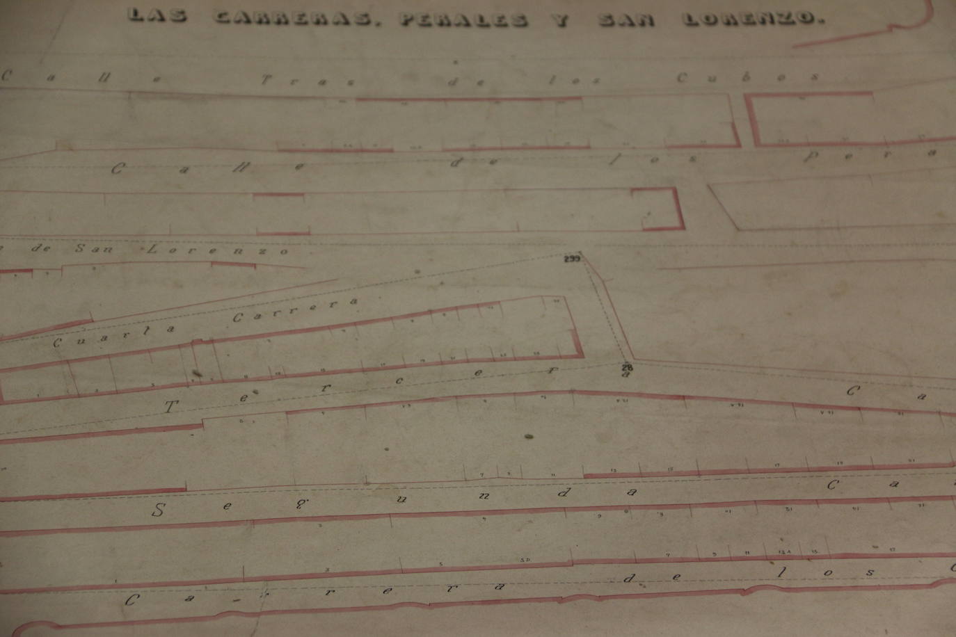 Las estanterías de la Casona de Puerta Castillo ofrecen documentación e información sobre la historia de la ciudad.