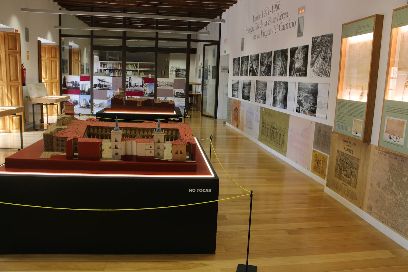 Las estanterías de la Casona de Puerta Castillo ofrecen documentación e información sobre la historia de la ciudad.