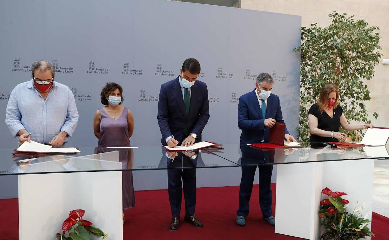 Imagen de la firma del acuerdo. 