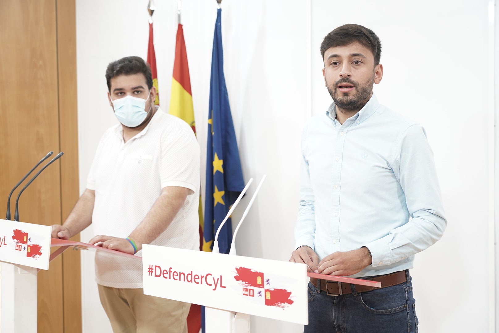 El secretario general de Juventudes Socialistas de Castilla y León , Fran Díaz, junto al procurador por Zamora, Carlos Fernández.