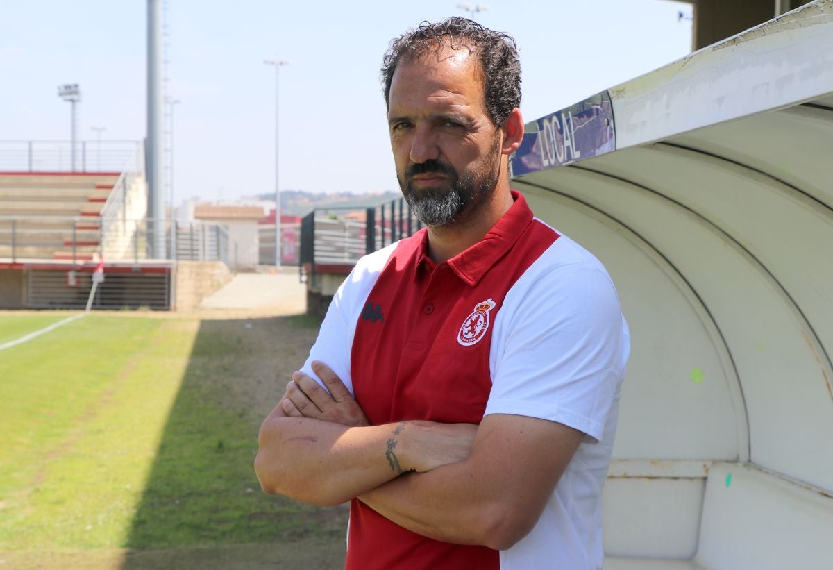 El entrenador de la Cultural analiza en una entrevista el inicio de una ilusionante temporada al frente del conjunto leonés.