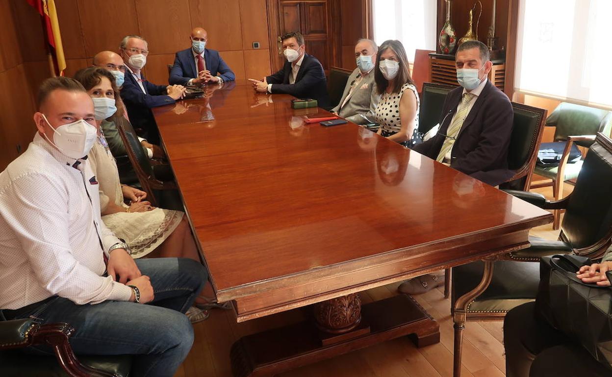 Reunión en el Ayuntamiento de León.