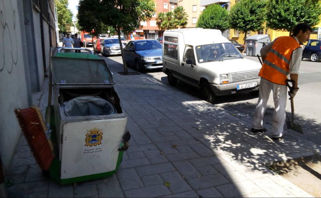 Un operario de FCC realiza labores de limpieza en una calle de Ponferrada.