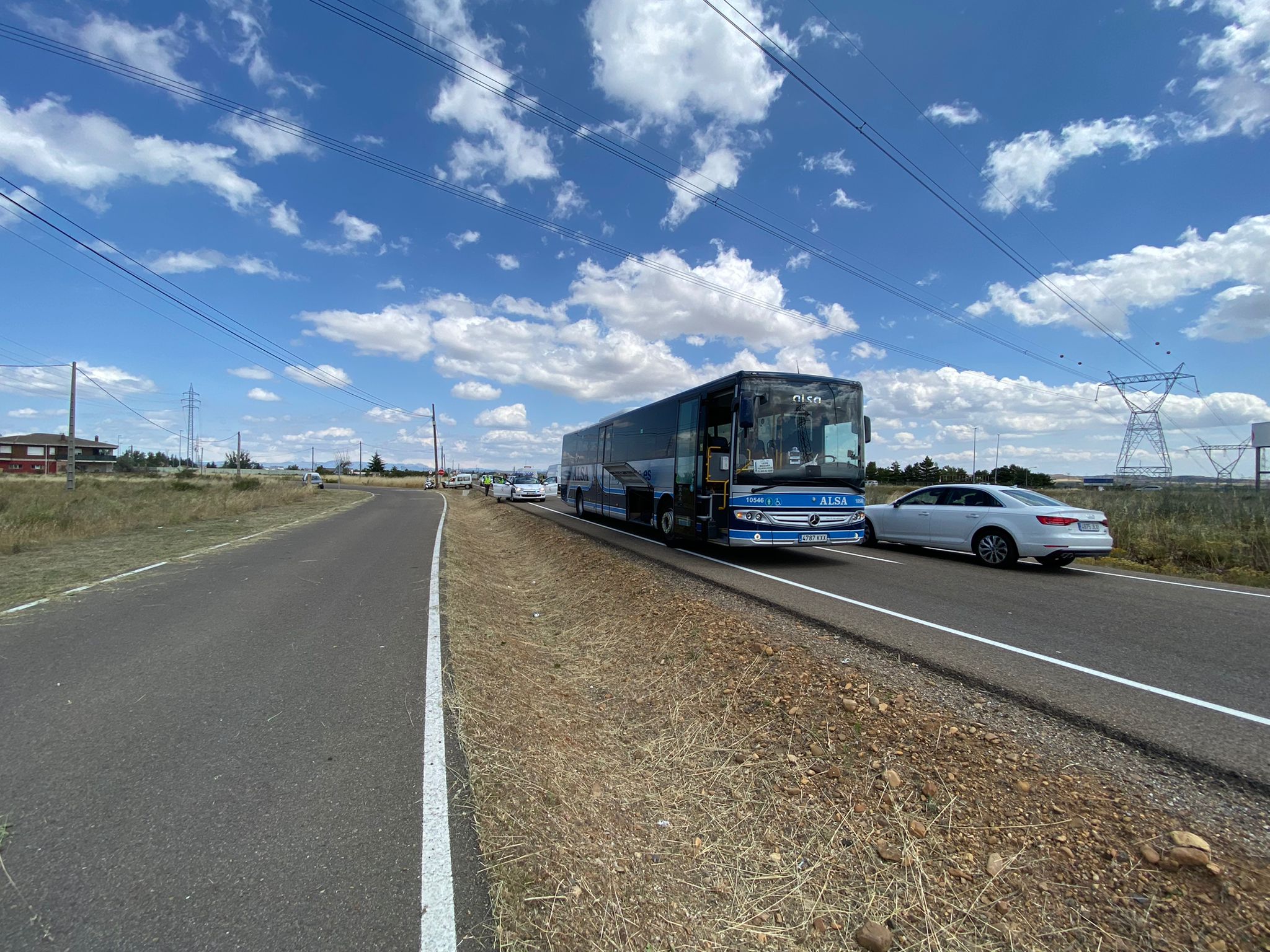 Un autobús, un todoterreno y una furgoneta se han visto implicados en un accidente sin heridos graves en la carretera entre León y La Bañeza antes de llegar a Ribaseca.