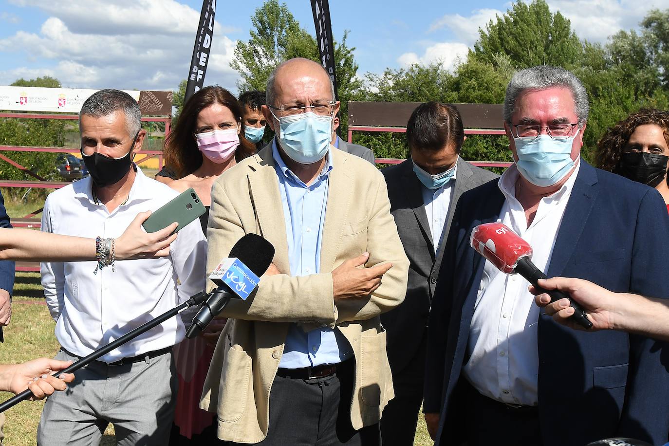 La Junta de Castilla y León anuncia la firma de la creación de una Federación Deportiva de la Lucha Leonesa en la presentación del Corro de Alcaldes de Valdefresno