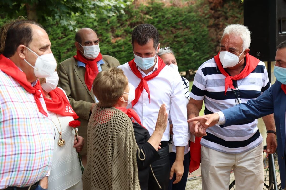 La localidad leonesa de Hospital de Órbigo acoge la celebración de la Fiesta de la Rosa con la presencia de Carmen Calvo, Luis Tudanca, Javier Alfonso Cendón y el alcalde del municipio, Enrique Busto.