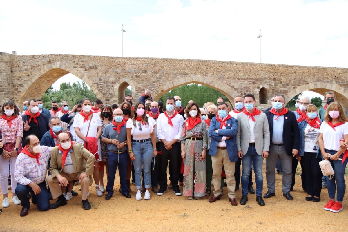 La localidad leonesa de Hospital de Órbigo acoge la celebración de la Fiesta de la Rosa con la presencia de Carmen Calvo, Luis Tudanca, Javier Alfonso Cendón y el alcalde del municipio, Enrique Busto.