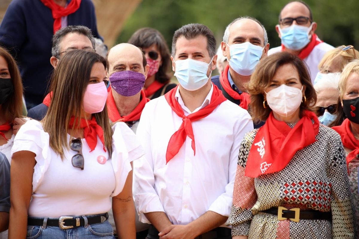 La localidad leonesa de Hospital de Órbigo acoge la celebración de la Fiesta de la Rosa con la presencia de Carmen Calvo, Luis Tudanca, Javier Alfonso Cendón y el alcalde del municipio, Enrique Busto.