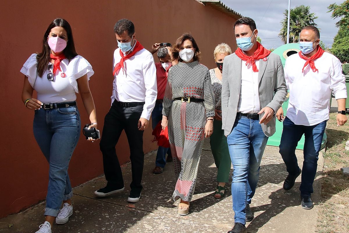 La localidad leonesa de Hospital de Órbigo acoge la celebración de la Fiesta de la Rosa con la presencia de Carmen Calvo, Luis Tudanca, Javier Alfonso Cendón y el alcalde del municipio, Enrique Busto.