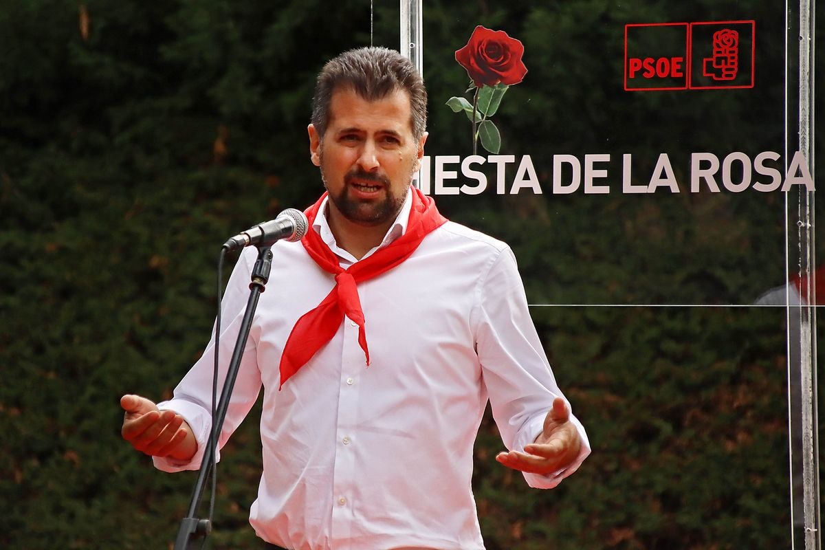 La localidad leonesa de Hospital de Órbigo acoge la celebración de la Fiesta de la Rosa con la presencia de Carmen Calvo, Luis Tudanca, Javier Alfonso Cendón y el alcalde del municipio, Enrique Busto.