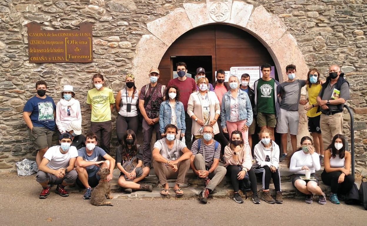 Participantes del curso de verano en la puerta de la Casona de Murias de Paredes.