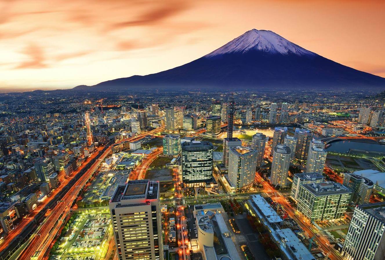 Monte Fuji: Además de uno de los principales símbolos de Japón, el monte Fuji es el volcán más famoso del país y uno de los paisajes más venerados. Al tratarse de una de las tres montañas sagradas de Japón, encontrar su ladera completamente llena de santuarios budistas, arcos torii y otros elementos de la cultura nipona, es algo habitual. Está catalogado como un 'volcán joven', a pesar de haberse formado hace 100.000 años y entró en actividad hace 10.000.