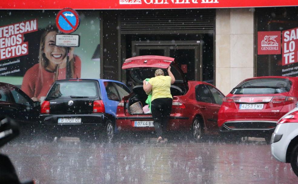 Una mujer acude a refugiarse en su coche. 