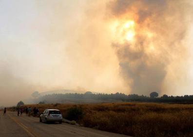 Imagen secundaria 1 - Restos de una casa calcinada en la localidad onubense de Villarrasa; El incendio de la localidad albaceteña de Hellín; Medios aéreos, durante las labores de extinción del incendio 