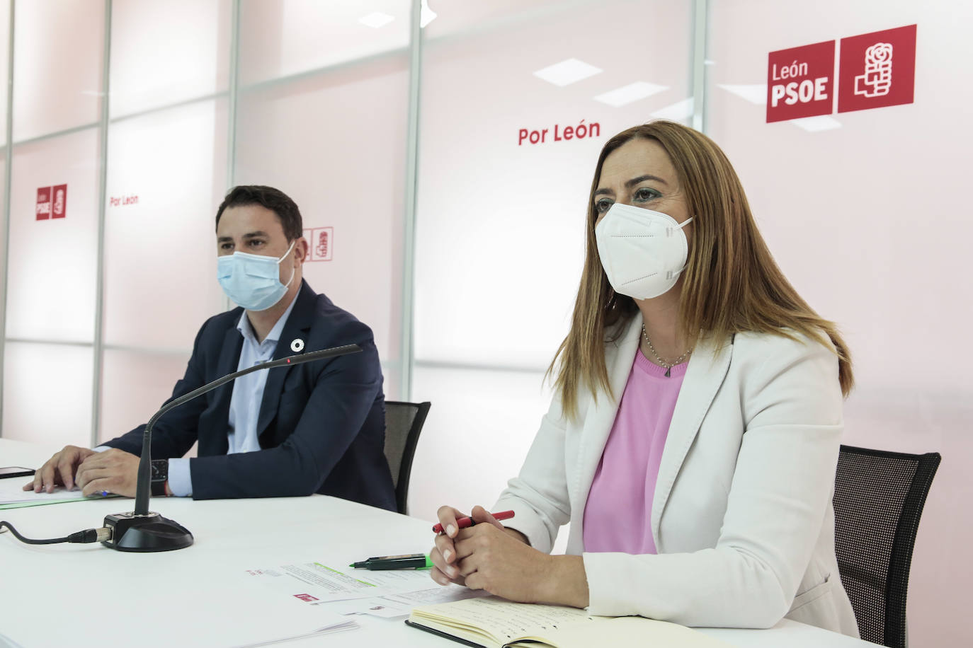 La vicesecretaria general del PSOECyL, Virginia Barcones, y el secretario general del PSOE de León , Javier Alfonso Cendón