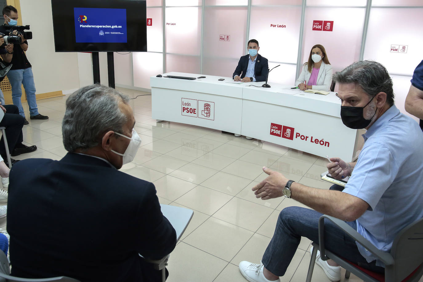 La vicesecretaria general del PSOECyL, Virginia Barcones, y el secretario general del PSOE de León , Javier Alfonso Cendón