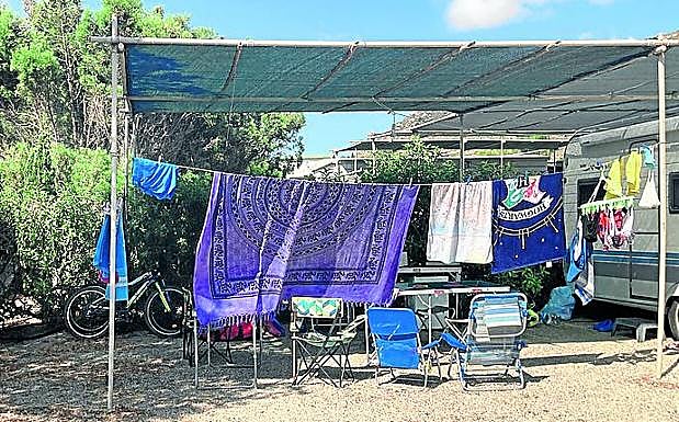 Tenderete con ropa en el camping.