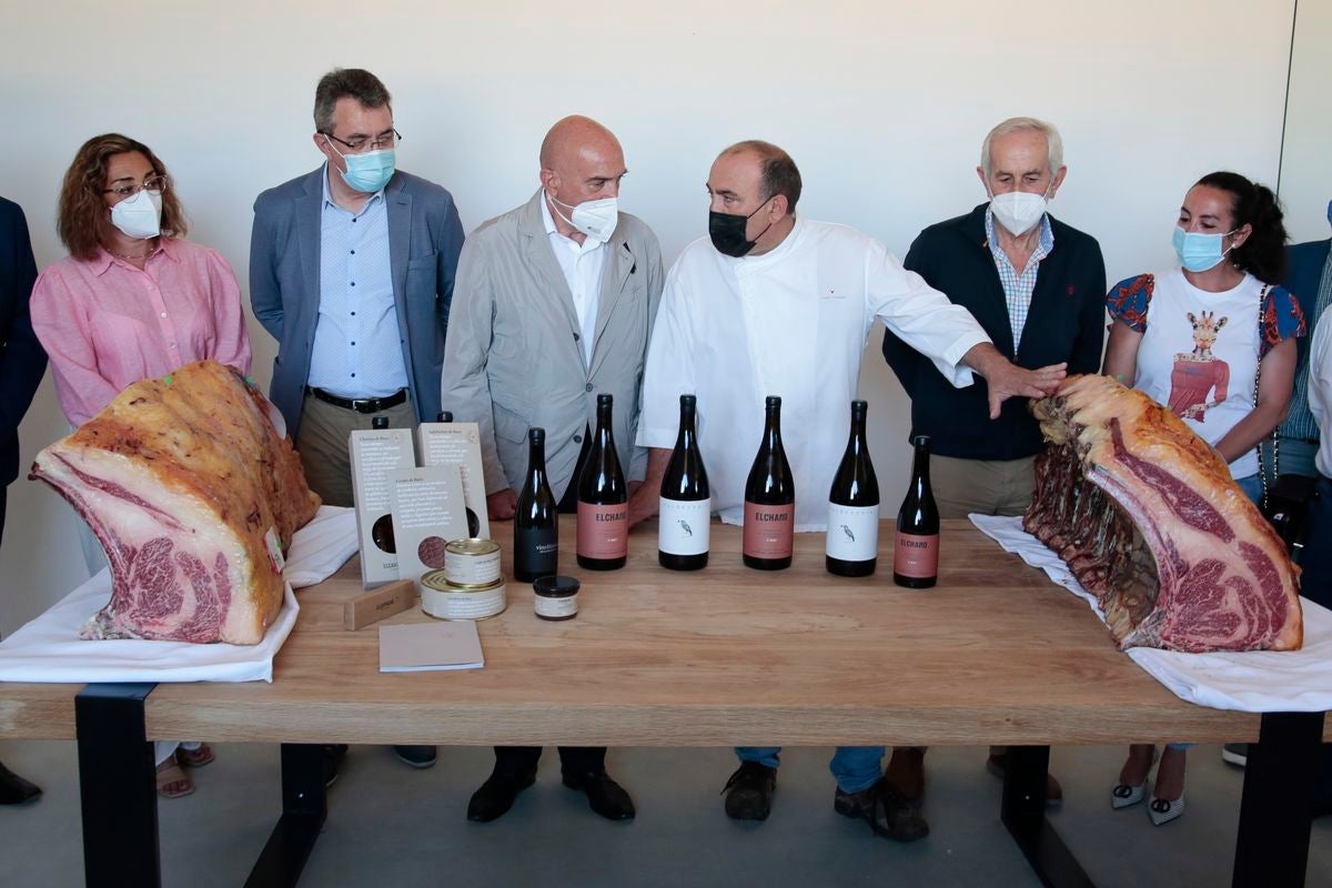 El consejero de Agricultura, Ganadería y Desarrollo Rural, Jesús Julio Carnero, visita un proyecto de desarrollo rural de un Grupo de Acción Local en la localidad leonesa de Jiménez de Jamuz