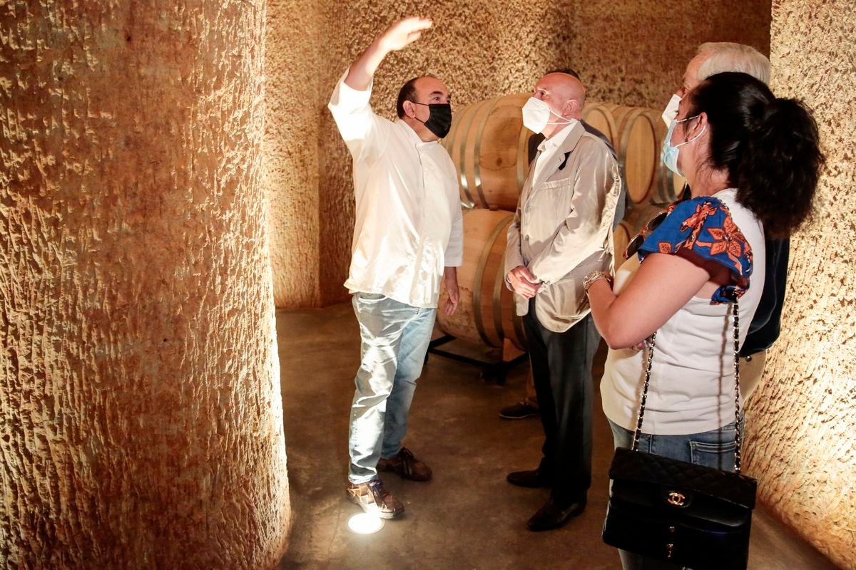 El consejero de Agricultura, Ganadería y Desarrollo Rural, Jesús Julio Carnero, visita un proyecto de desarrollo rural de un Grupo de Acción Local en la localidad leonesa de Jiménez de Jamuz