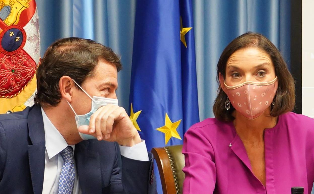 Alfonso Fernández Mañueco junto a Reyes Maroto durante la Mesa de Automoción celebrada en Valladolid.