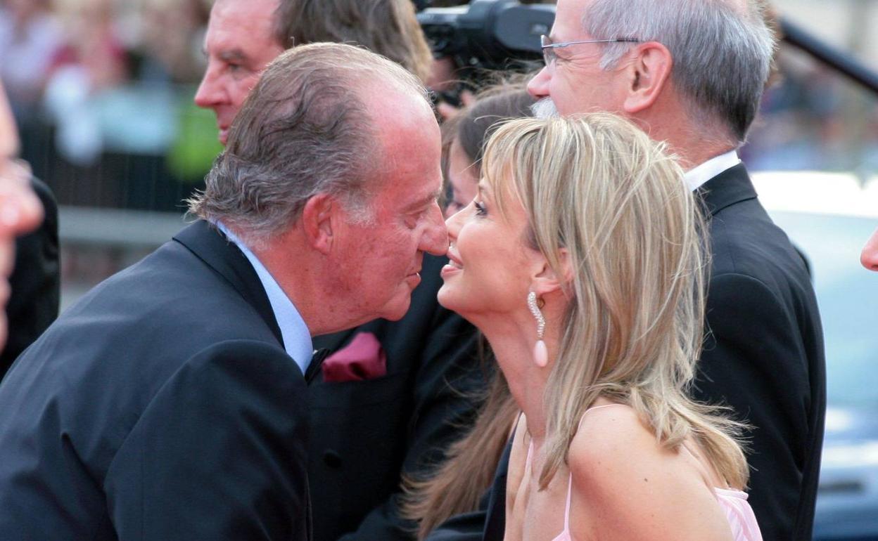 El rey Juan Carlos y Corinna Larsen, en 2006.